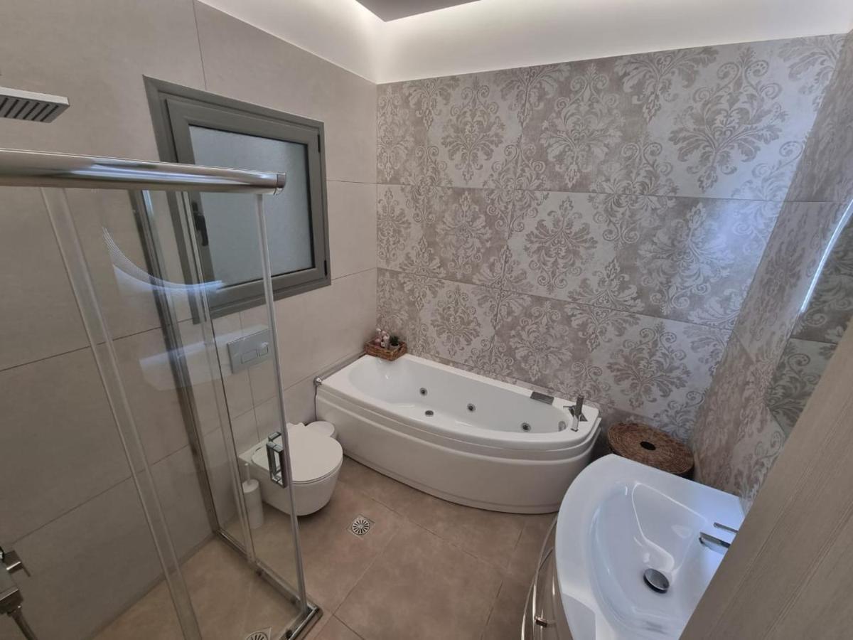 Agora Luxury Apartment 1 ลูตรากี ภายนอก รูปภาพ